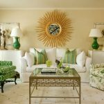 مزيج من الأريكة والكراسي بألوان مختلفة