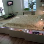 سرير جميل مع المنصة المضيئة