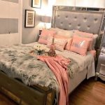 سرير جميل مع الظهر لينة