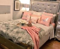 سرير جميل مع الظهر لينة