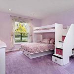 سرير جميل في طابقين في الداخل من غرفة النوم