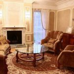 يتم وضع الكراسي والأرائك بشكل أفضل بحيث يمكن رؤية النوافذ