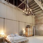 الأثاث المصنوع من المنصات يتناسب بشكل مثالي مع أسلوب الدور العلوي