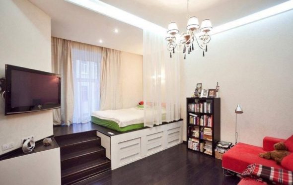 سرير المنصة مع منطقة النوم في الطابق العلوي