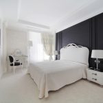 سرير مع مسند الظهر الرقم عالية على خلفية لوحة الجدار الأسود