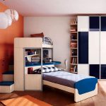 السرير في طبقتين مع زاوية