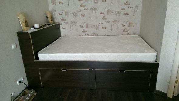 السرير في مكانه الغرفة