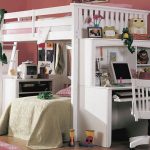 السرير في نفس النمط مثل المكتب