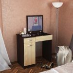 طاولة ماكياج صغيرة