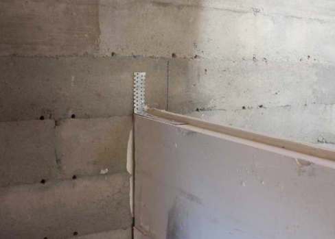 يتم تثبيت قوس في أخدود اللوحة