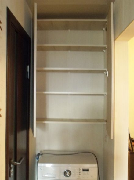 Kabinet dinding dalam niche
