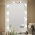 مرآة مكياج بيضاء صغيرة