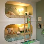 سرير غير عادي في مستويين