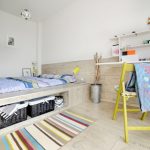 غرفة نوم غير عادية مع منصة للسرير