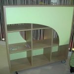 قسم خزانة غير عادي على عجلات