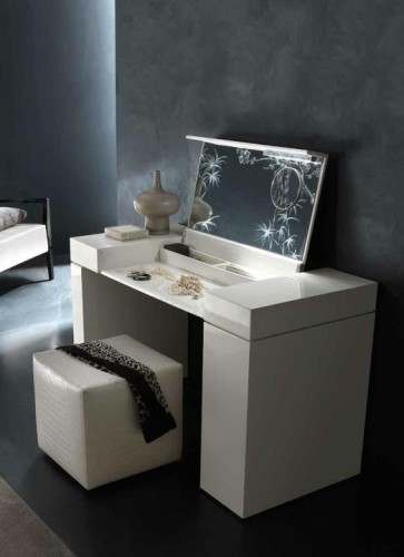 طاولة خلع الملابس غير عادية