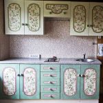 المطبخ الذي تم تجديده باستخدام تقنية decoupage