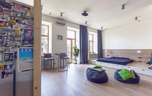 منصة ضخمة على طول الغرفة بأكملها