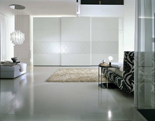 خزانة ضخمة في الداخل