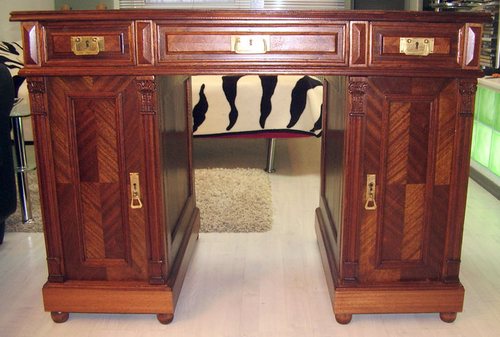 مكتب تم تجديده