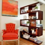 التقسيم في شكل رفوف مع الكتب والأشياء السارة