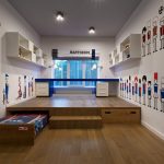 منصة للعمل مع أسرة قابلة للطي في غرفة الأطفال