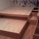 المنصة مع سرير قابل للطي وأدراج