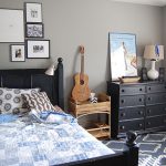 السرير في سن المراهقة باللون الأسود