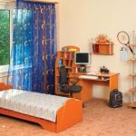 غرفة نوم في سن المراهقة مع سرير بجانب النافذة