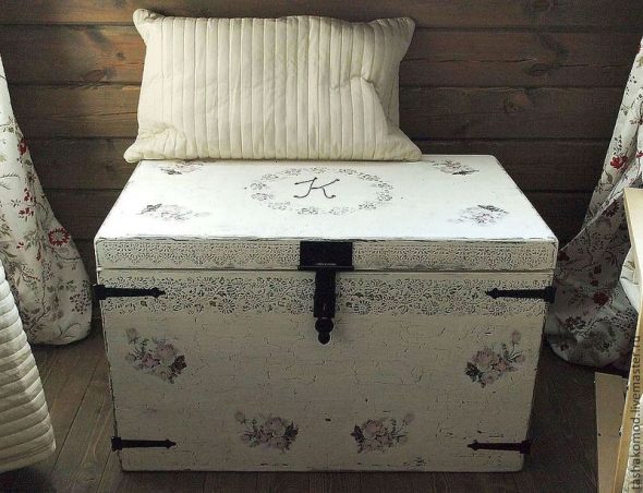 تحول الصدر في طاولة السرير