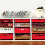 أثاث بسيط من صناديق بلاستيكية