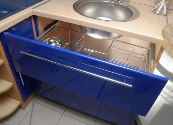 خزانة الملابس على التوالي