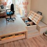 مكان العمل على المنصة مع سرير قابل للسحب