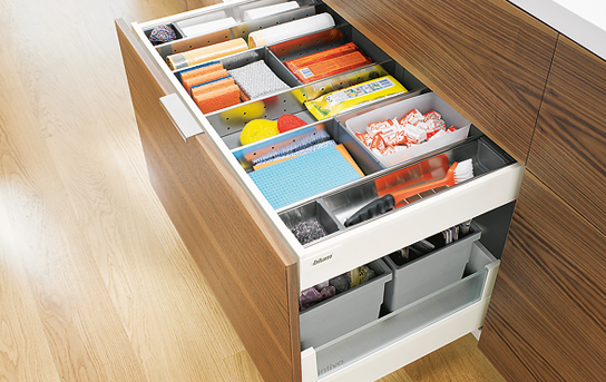 حاويات مع تفاهات المنزلية