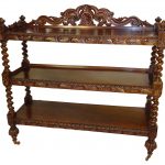 رف خشبي منحوت على عجلات