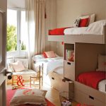 سرير كيس لثلاثة أطفال ومنطقة جلوس بجانب النافذة