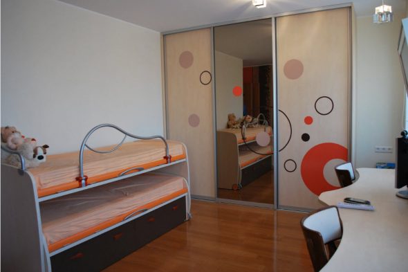 خزانة ملابس مع مرآة