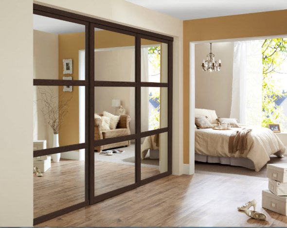 خزانة منزلقة مع واجهات مرآة