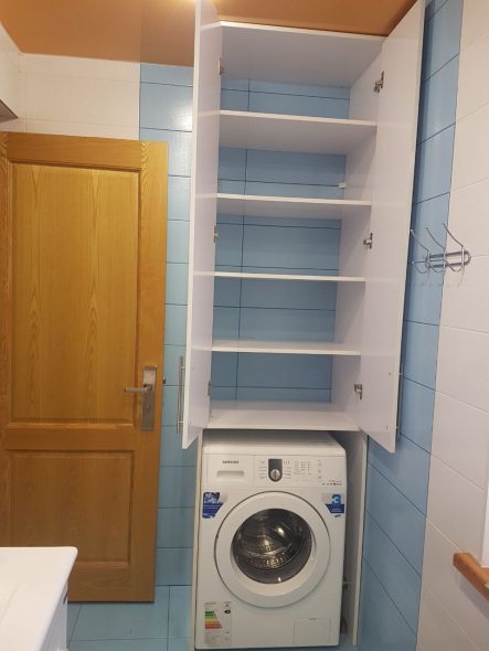 Kabinet di atas mesin basuh