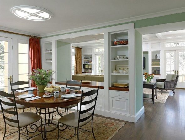 قسم خزانة الملابس مع أقسام للأطباق