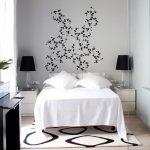 خزانة ملابس مع أبواب المرايا المقابلة للنافذة