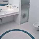 Kabinet di sudut bilik mandi dengan pintu cermin