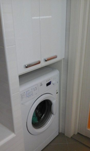 Kabinet di atas mesin basuh