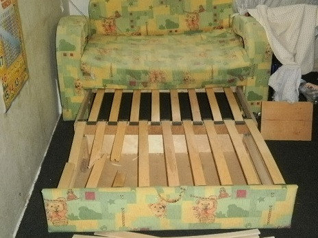 الإطار المكسور لأريكة الأطفال