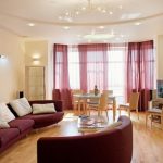 مزيج من اللون الأساسي والاختياري في الأثاث والستائر