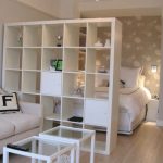 رف مع رفوف لغرفة المعيشة