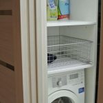 Kabinet dinding di bilik mandi