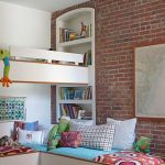 سرير بطابقين أنيق بالقرب من جدار القرميد