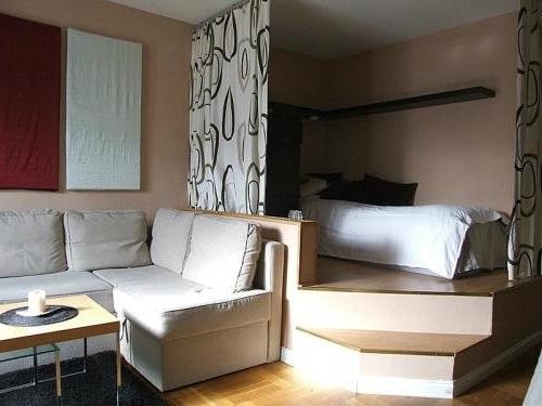 سرير أنيق ومريح على المدرج