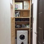 Mesin basuh di dalam almari